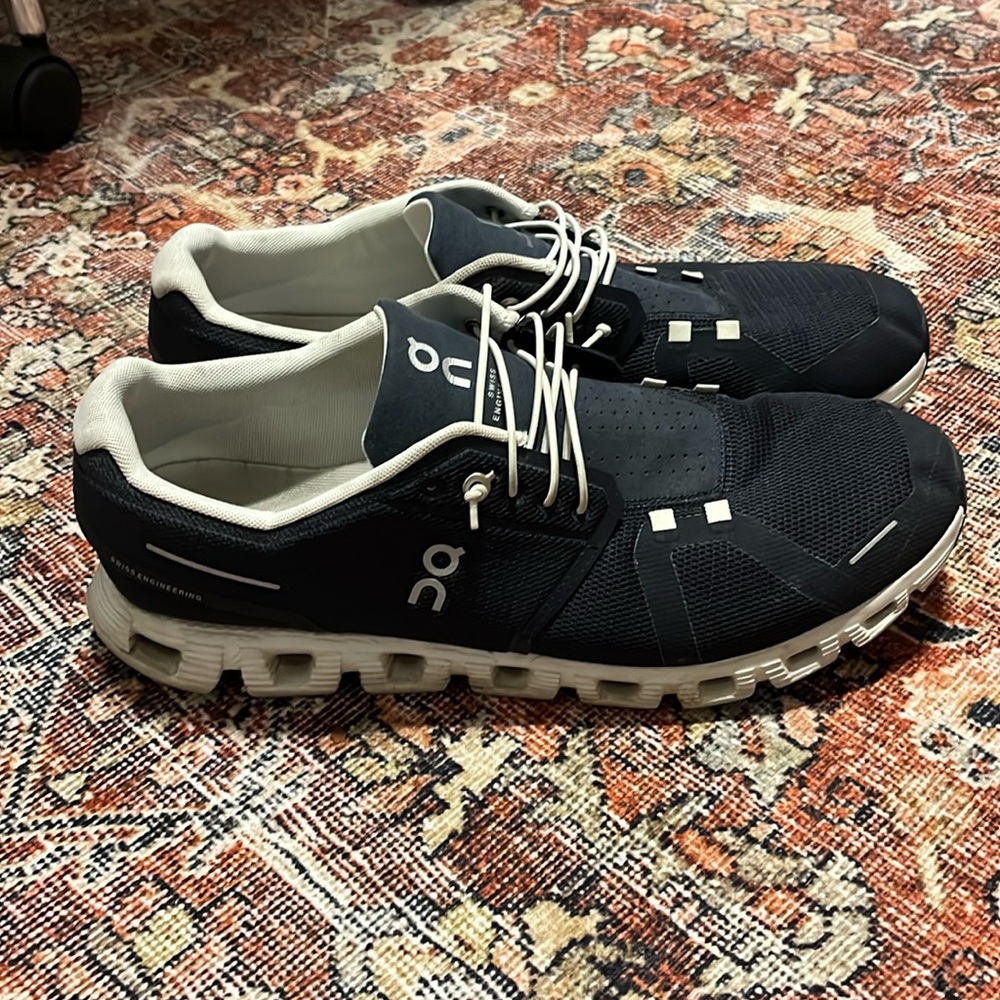 ON cloud 5 Mens Tennis shoe